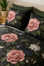 Luxurious king-size floral bedding with large rose prints - Image 2